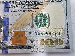 2017, une note de 100 dollars américains, rare avec un timbre inversé difficile.