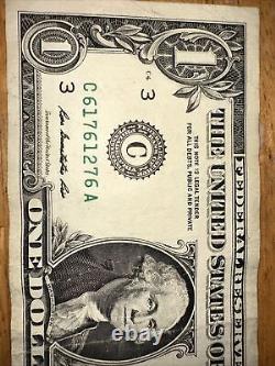 Billet d'un dollar avec un numéro de série spécial pour un anniversaire en 2013 avec deux dates sur le billet.