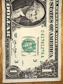 Billet d'un dollar avec un numéro de série spécial pour un anniversaire en 2013 avec deux dates sur le billet.
