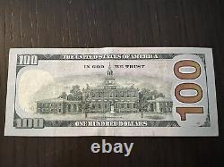 Billets de 100 dollars (2 consécutifs) avec un numéro de série élaboré.