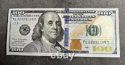 Billets de 100 dollars (2 consécutifs) avec un numéro de série élaboré.