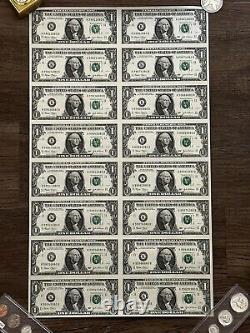 Feuille de 16 billets d'un dollar non coupés, billets de la Réserve fédérale de 2003, enroulés.