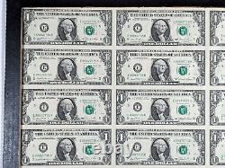 Feuille non coupée de 32 billets d'un dollar non circulés de 1981 dans un support BEP à Richmond.