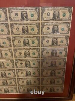 Feuille non découpée de 1981, 32 billets de 1 dollar de la Réserve fédérale, non circulés, encadrée.