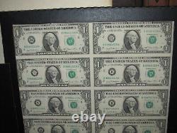 Lot de 2 feuilles non découpées de 16 billets d'un dollar de 1981 non circulés.