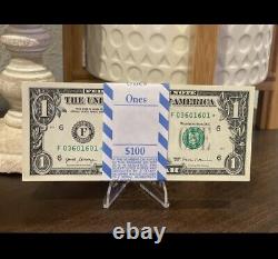 Un (1) paquet de billets de 100 dollars de valeur faciale, consécutifs, non circulés, de la BEP, note étoile rare de 2017 de 1 dollar.