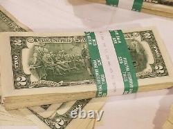 Un Paquet 100 A Fait Circuler Deux Billets D’un Dollar. (200 $) En Bracelet De La Réserve Fédérale. Argent