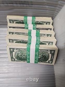 Un paquet de 100 billets de 2 dollars en circulation d'une valeur nominale de 200 dollars.