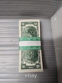 Un paquet de 100 billets de 2 dollars en circulation d'une valeur nominale de 200 dollars.